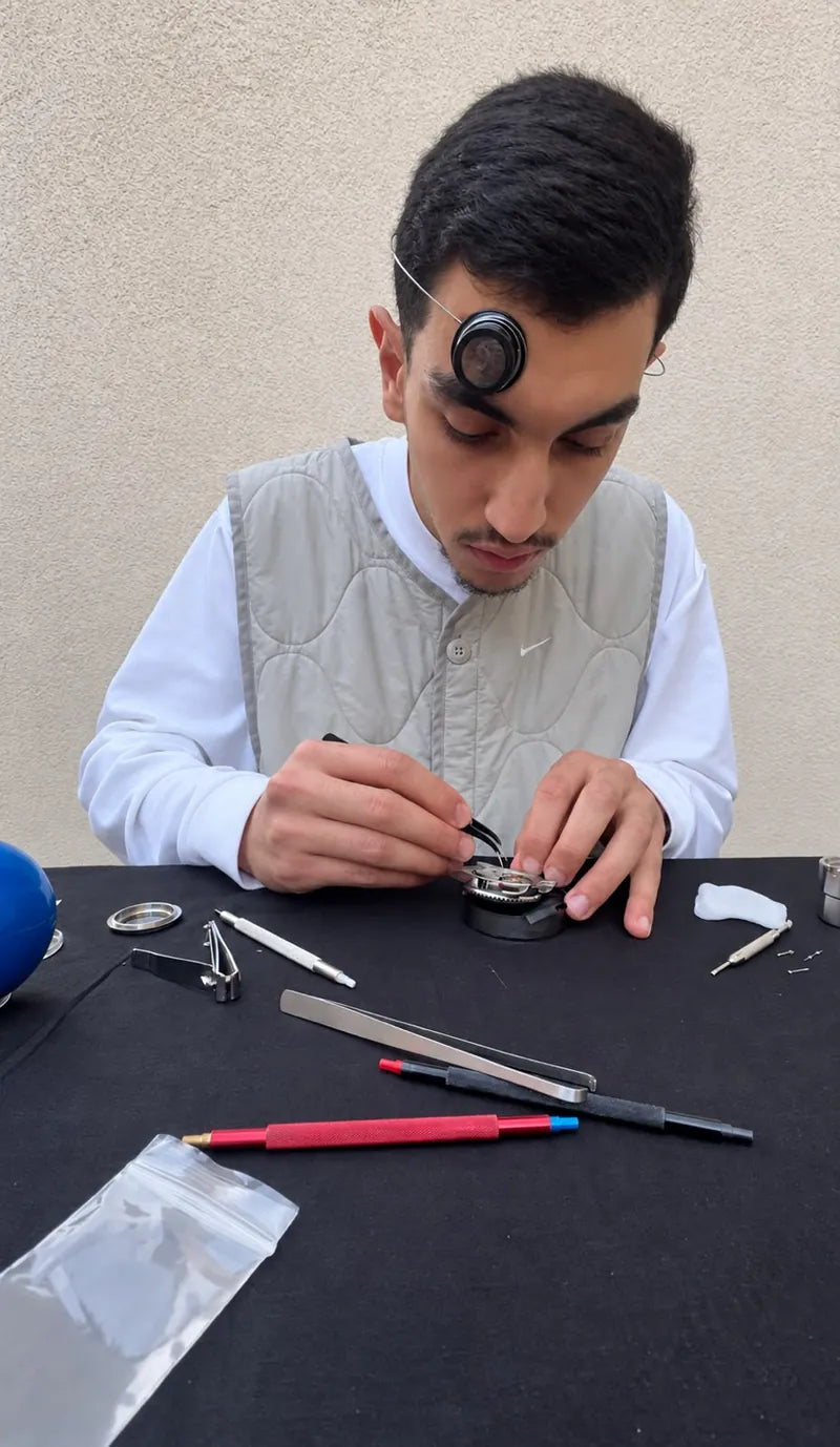 Montage d'une montre à l'établi avant sa livraison