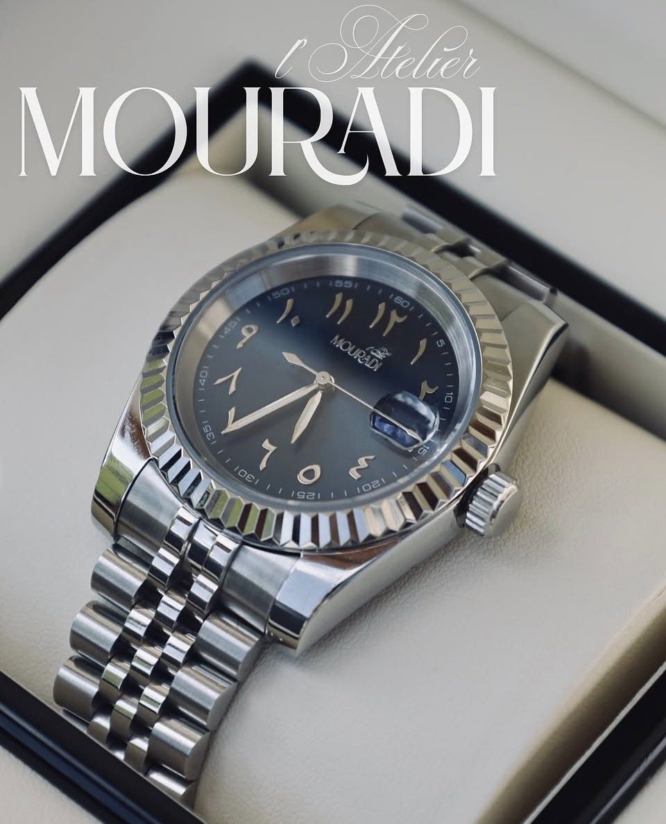Montre à cadran arabe dans son écrin