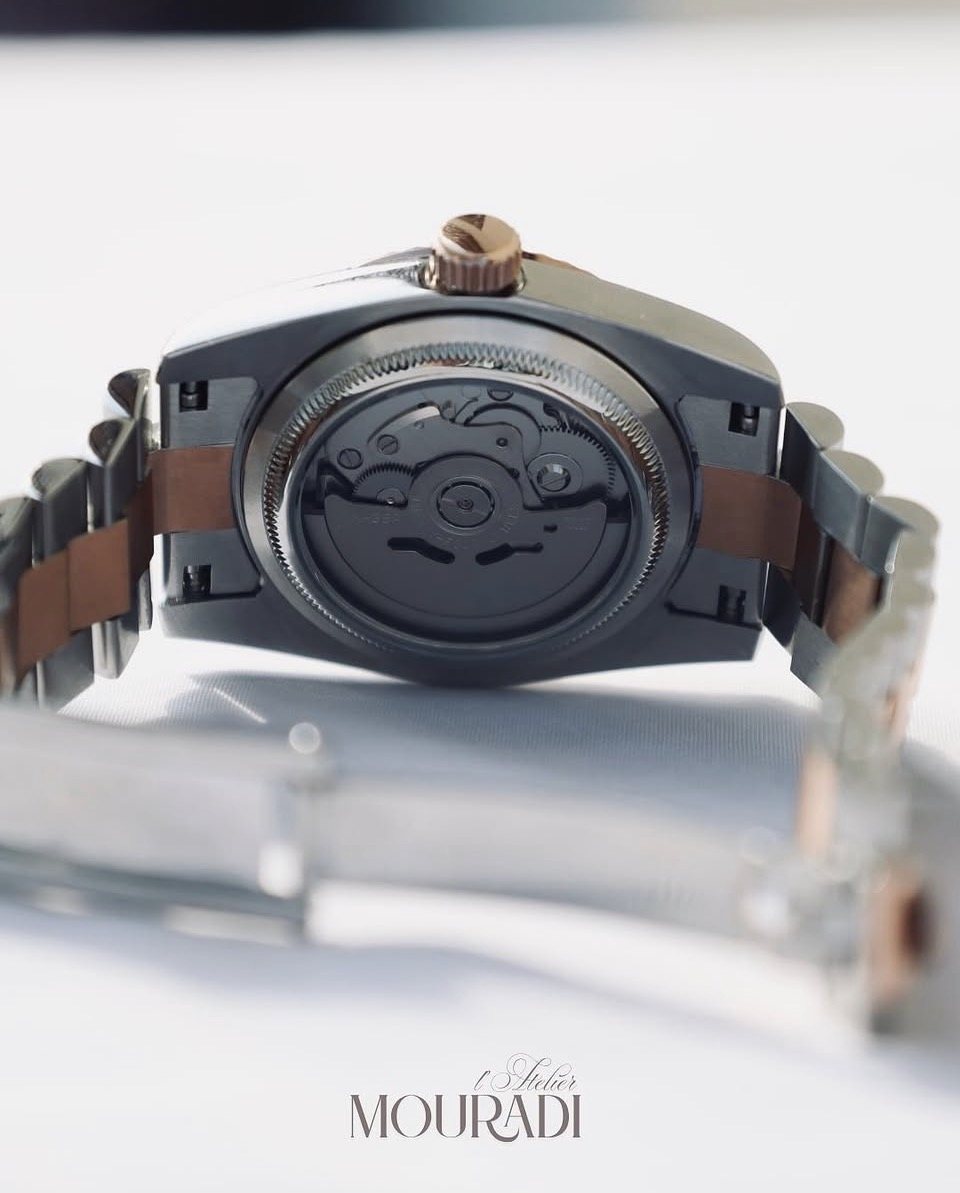 Fond transparent d'une montre bicolore
