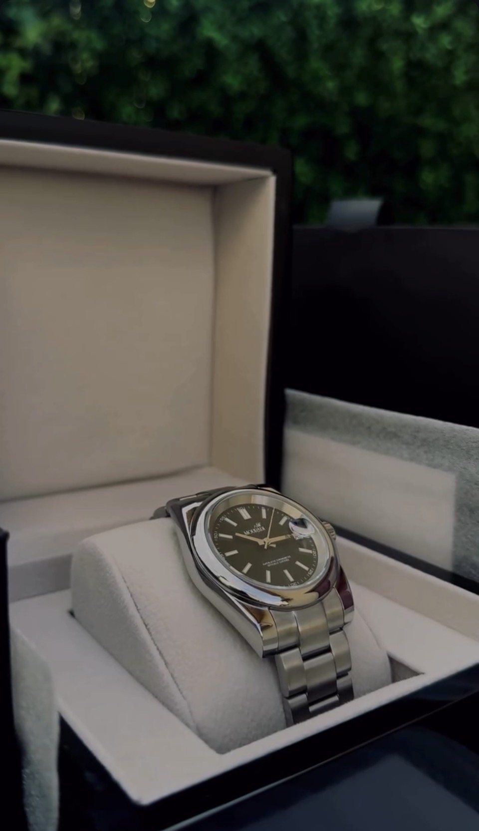 Montre à cadran noir dans son coffret