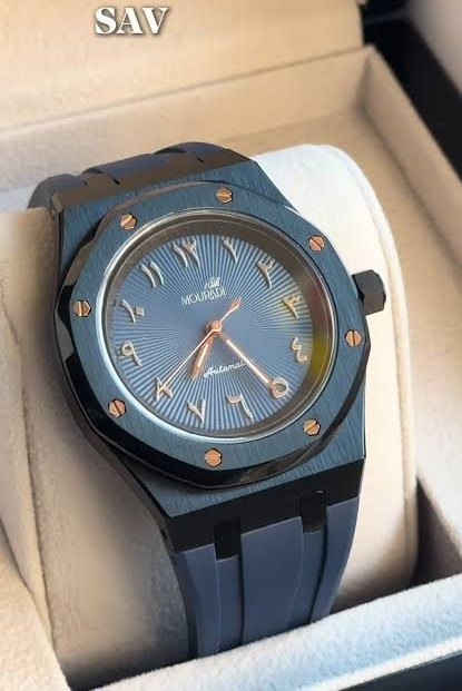 Montre octogonale bleue à cadran arabe